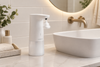 Dispensador automático de jabón en espuma en encimera de baño moderno