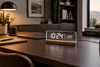 Reloj digital LED acrílico en escritorio de home office moderno