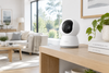 Cámara de seguridad WiFi 360° en interior de hogar moderno