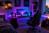 Tira LED RGB WiFi instalada en escritorio gaming con luz morada y azul
