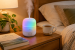 Humidificador difusor de aromas USB en mesita de noche con vapor y luz LED cálida