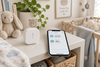 Sensor de temperatura y humedad WiFi en habitación de bebé con app en smartphone