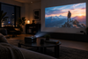 Mini proyector portátil HD proyectando película en salón moderno
