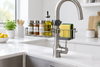 Estante organizador de acero inoxidable en grifo de cocina moderna
